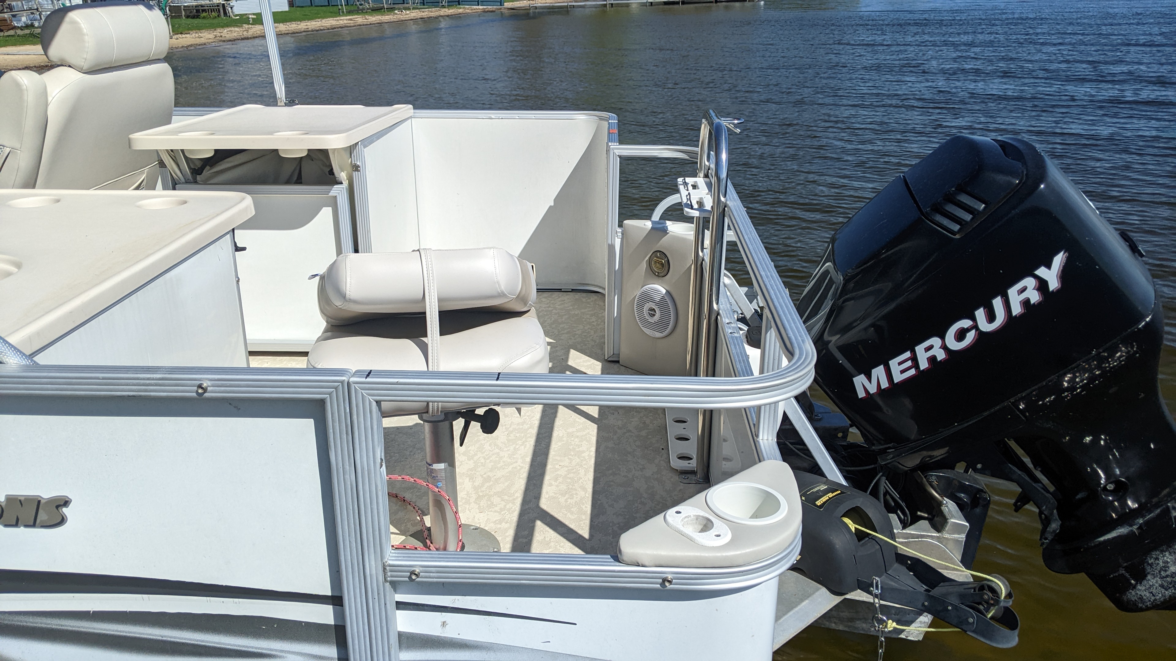 Crest fishing pontoon with 90 hp