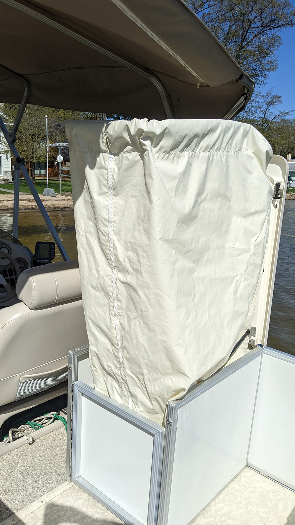 Crest fishing pontoon with 90 hp